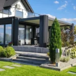 Pergola przyścienna czy wolnostojąca?